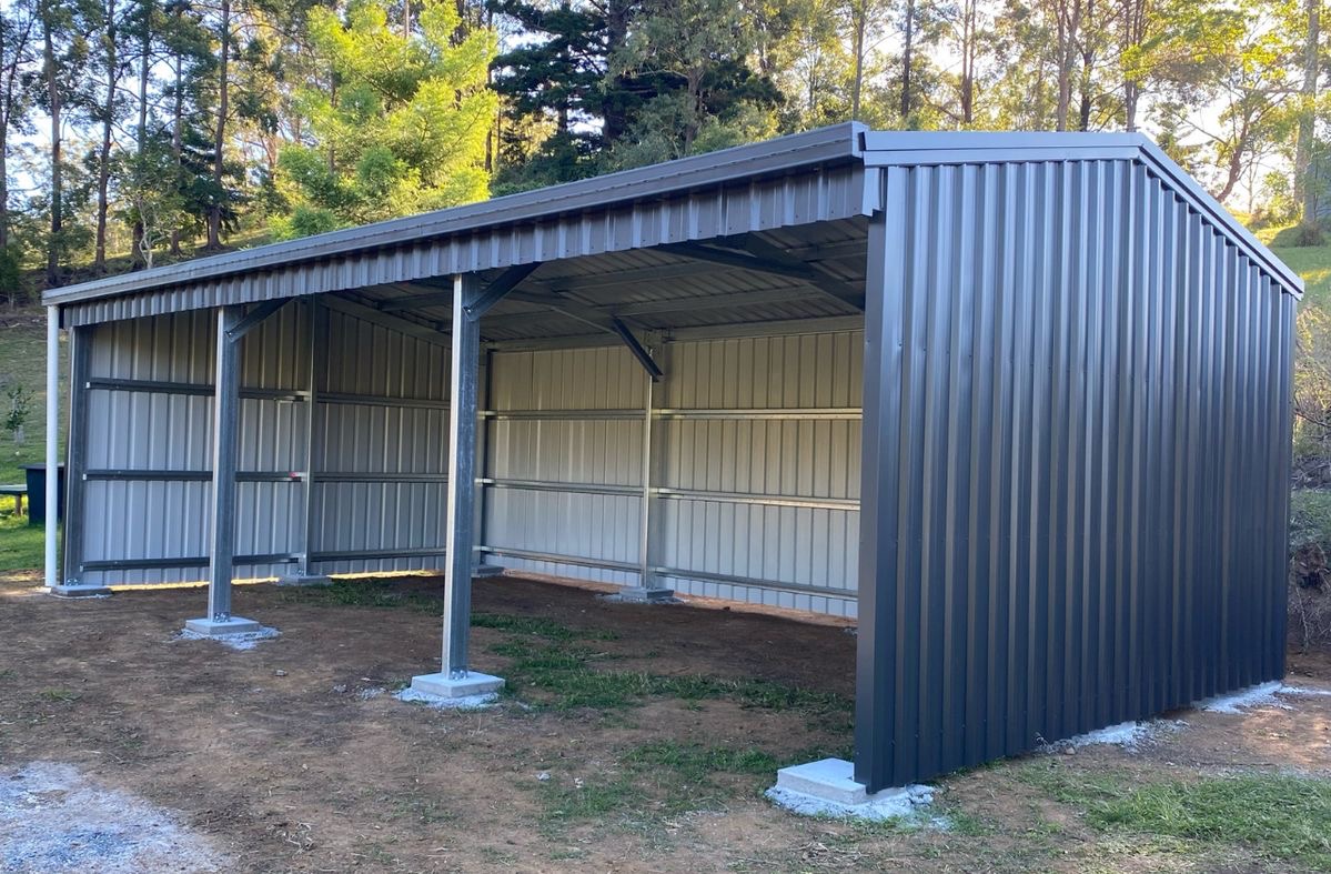 Hangar métallique ouvert avec bardage sur un côté