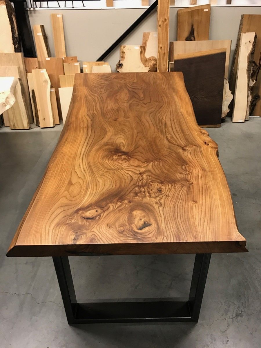 Table en bois massif avec piètement métallique