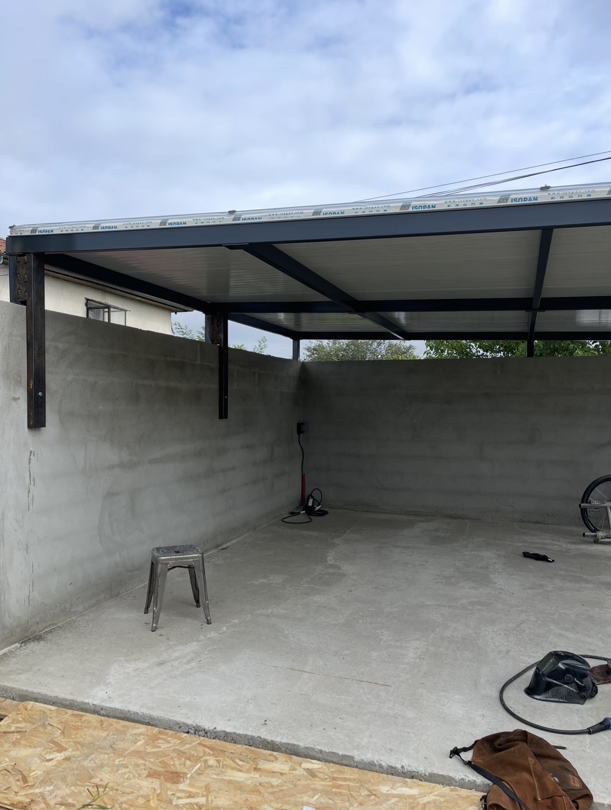 Carport en acier sombre vu depuis l'extérieur