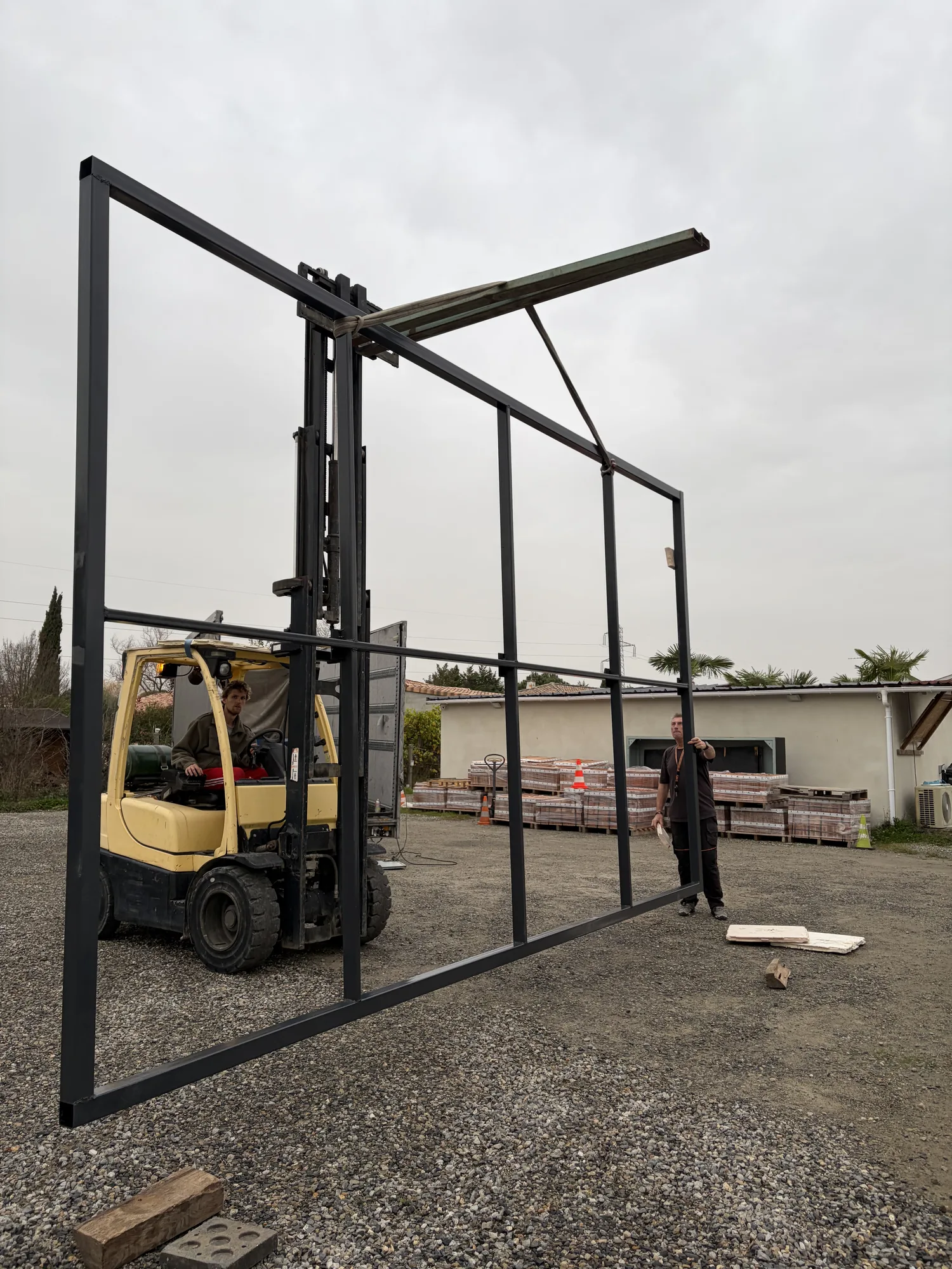 Équipe sur un chantier de structure métallique